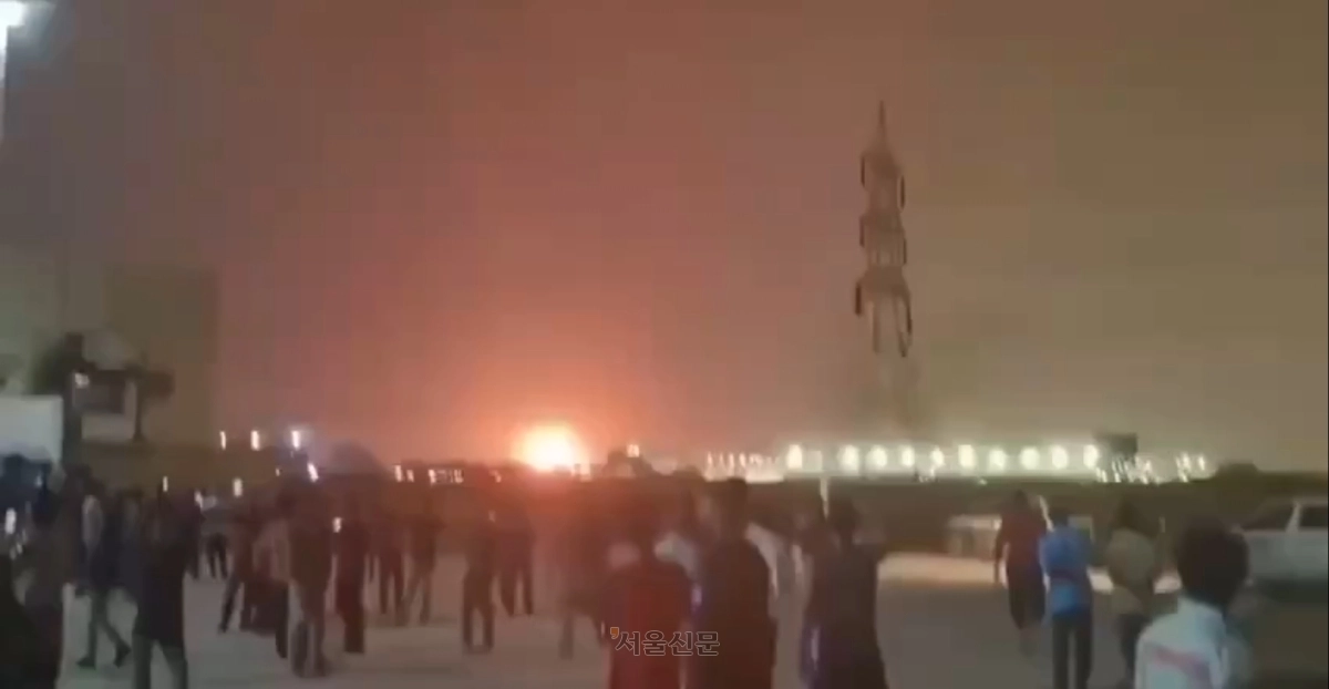 이란의 공격으로 화재가 발생한 카타르 라스라판 산업단지를 바라보는 사람들의 모습. 엑스(X) 캡처