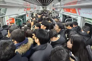 “지옥철 해소” vs “이동권 침해”… ‘노인 무임승차 제한’ 논란