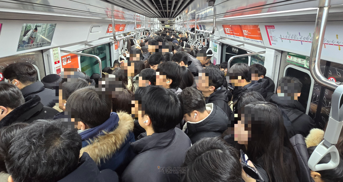 서울 시내버스가 전면 파업에 돌입한 13일 서울 시내를 운행 중인 출근길 지하철이 혼잡한 모습을 보이고 있다. 서울시는 혼잡 시간대 지하철을 추가 운행하는 등 시민 불편을 최소화하겠다고 밝혔다. *기사와 관련 없음 2026.1.13 이지훈 기자