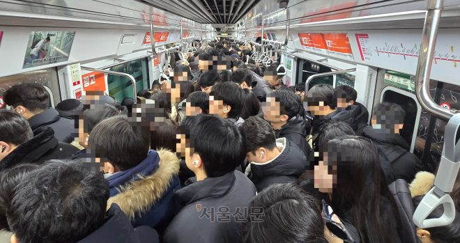 “지옥철 해소” vs “이동권 침해”… ‘노인 무임승차 제한’ 논란