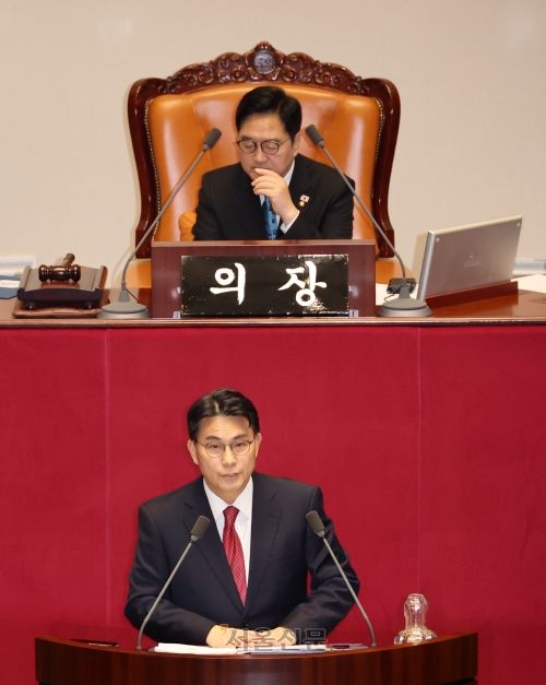 윤상현 국민의힘 의원이 19일 국회에서 열린 제433회국회(임시회) 2차 본회의에서 공소청법안(대안)에 대한 무제한토론(필리버스터)을 하고 있다.  홍윤기 기자