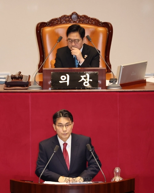 윤상현 국민의힘 의원이 19일 국회에서 열린 제433회국회(임시회) 2차 본회의에서 공소청법안(대안)에 대한 무제한토론(필리버스터)을 하고 있다.  홍윤기 기자