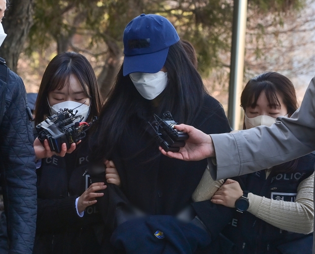 세 살배기 딸을 학대해 숨지게 한 30대 친모 A씨가 19일 경기도 안산시 수원지방법원 안산지원에서 열린 구속 전 피의자 심문(영장실질심사)에 출석하고 있다. 연합뉴스
