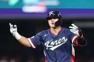 국대 클래스 어디 안 가네…안현민 시작부터 장외 홈런 쾅!