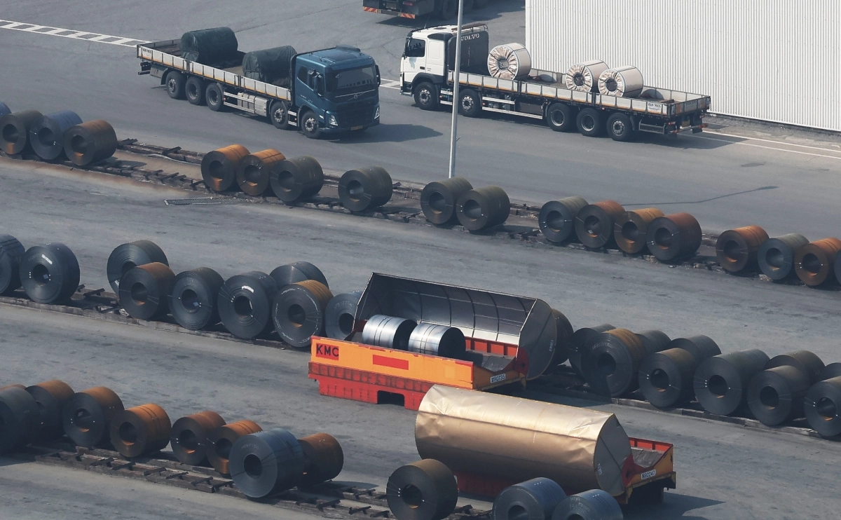 평택항에 쌓여있는 철강 제품