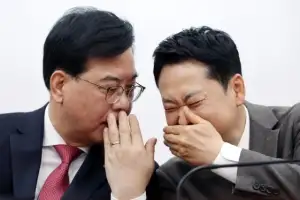 [포토] 최고위원회의서 속닥이는 장동혁·송언석