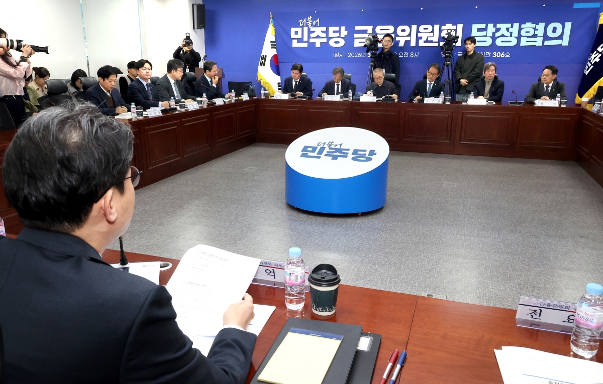 이억원 금융위원장이 19일 국회 의원회관에서 더불어민주당 정무위 소속 의원들과 가진 당정 협의에서 인사말을 하고 있다. 2026.3.19. 연합뉴스