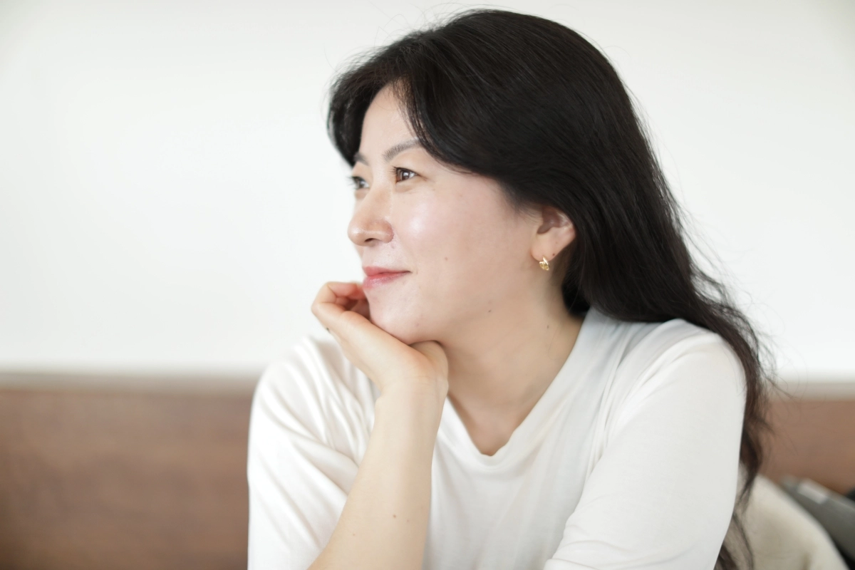 김복희 시인의 새 시집 ’생 마음‘은 마음에 관한 탐구다. 언어와 욕망으로 더럽혀지기 전 백지와도 같은, 날것 그 자체가 무엇인지 골몰한다. 현대문학 제공