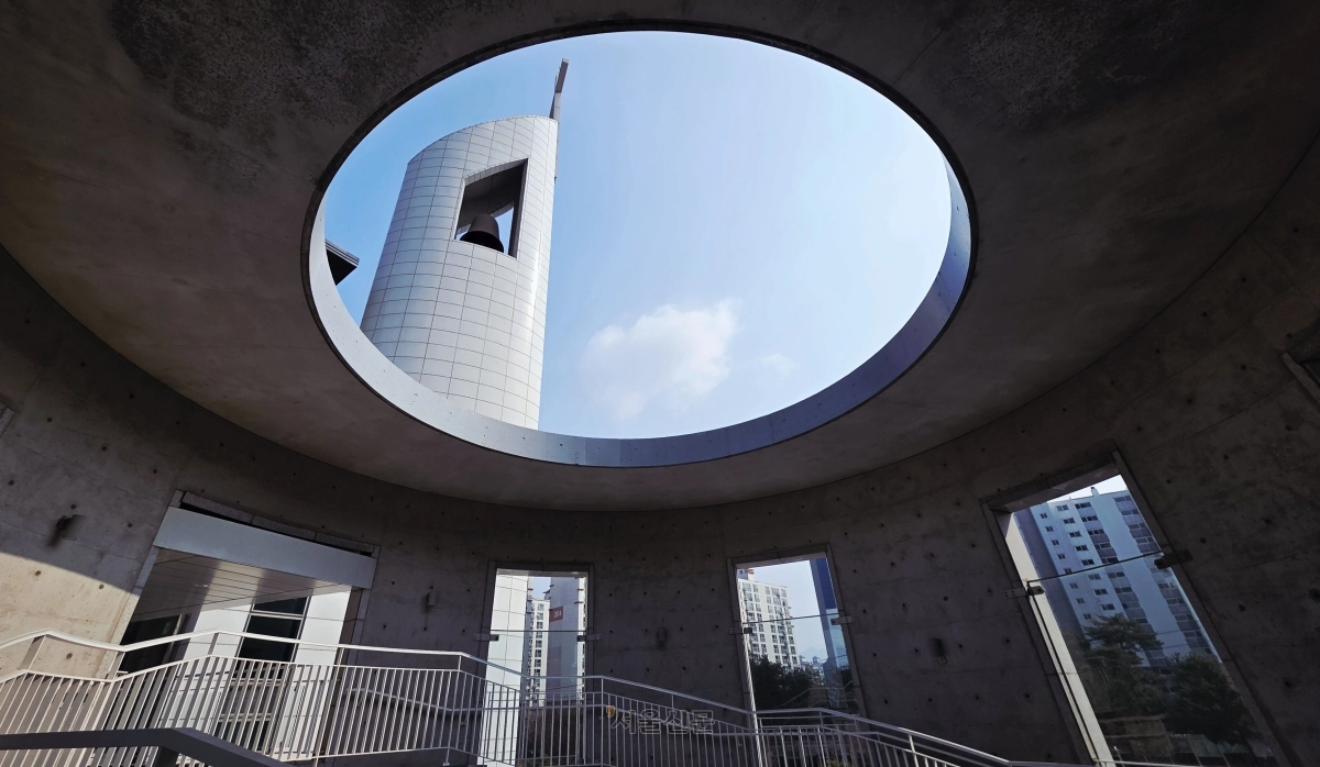 춘천중앙교회 로툰다홀. 두 건물을 잇는 건축 형태를 이르는 ‘로툰다’란 용어처럼, 치열했던 근대 선교사의 헌신이 오늘의 한국 교회를 이끌었다는 걸 웅변하는 듯하다.