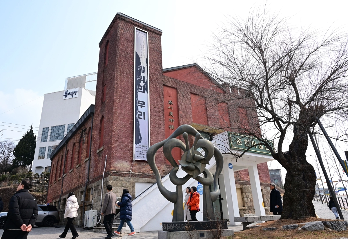 춘천중앙교회 본당이었던 춘천미술관. 오른쪽 나무는 중국에서 건너 온 ‘위성류’다.