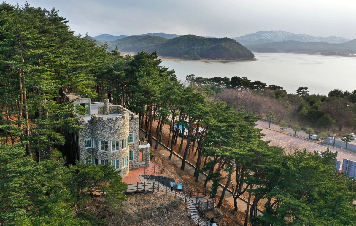 셔우드 홀이 사랑과 정성으로 쌓은 돌집 ‘화진포의 성’. 현재는 ‘김일성 별장’이라 불린다. 이 돌집 뒤에 셔우드 홀 문화회관이 있다.