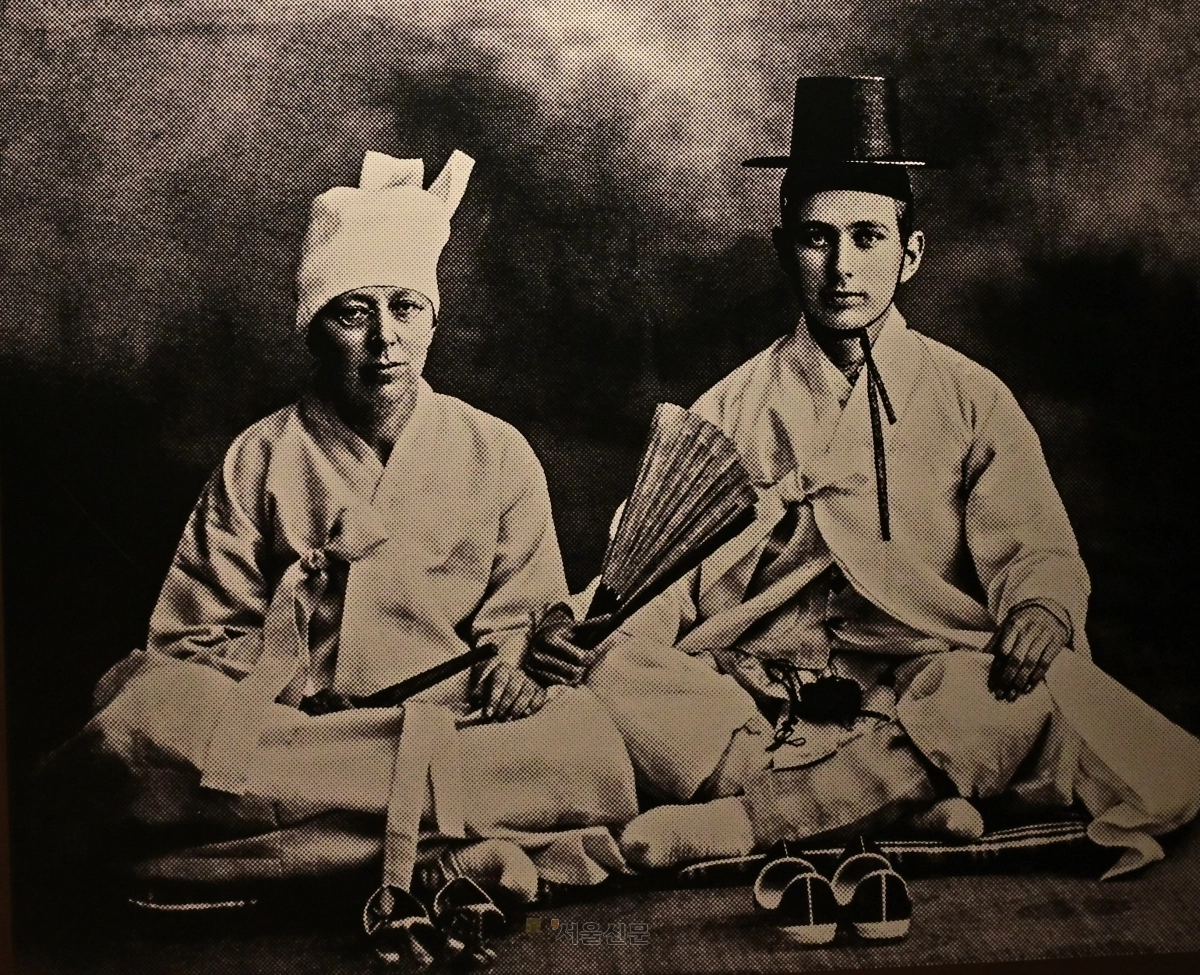 한복을 차려입은 로제타(왼쪽)와 윌리엄 홀 부부 사진.