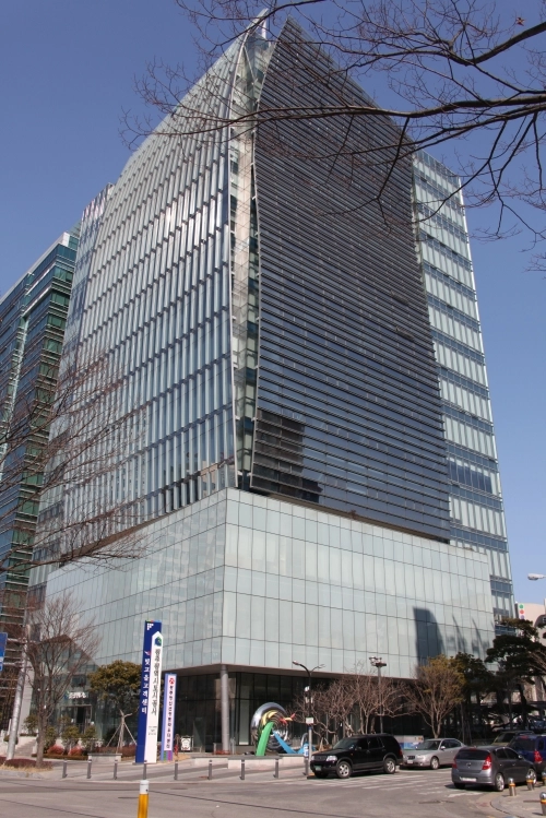 광주도시공사가 오는 7월 출범할 전남광주통합특별시 탄생을 앞두고 혁신 주거복지, 전문 경영 시스템 도입, 미래차 국가산단 조성 등을 위해 박차를 가하고 있다. 사진은 공사 사옥 전경. 광주도시공사 제공