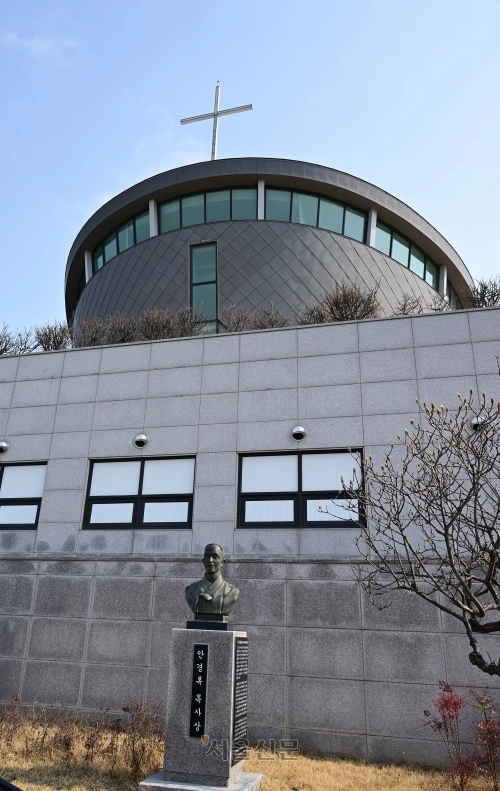 ‘원산 대부흥’을 이끈 로버트 하디 기념관(위)과 강릉 지역 만세운동을 이끈 안경록 목사 동상(아래).