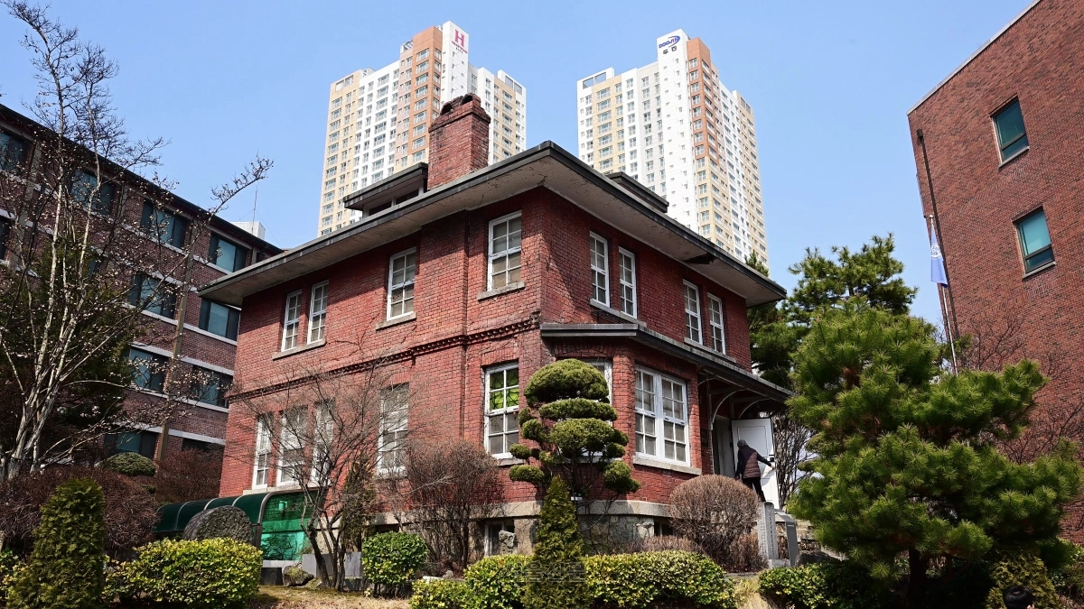 판타지 영화 배경 같은 원주 모리스 선교사 사택. 옛 서미감 병원 건물 가운데 유일하게 살아남았다. 은퇴한 피부과 의사가 건물지기다. 사진 찍히기도, 유명해지기도 싫어하는 독특한 이다. 사비를 들여 옛 사료를 모으는 등 건물 가꾸기에 애면글면이다. 건물은 누구나 들어갈 수 있다. 다만 죽음의 비밀이 가득한 지하실 근처엔 얼씬도 마시길.