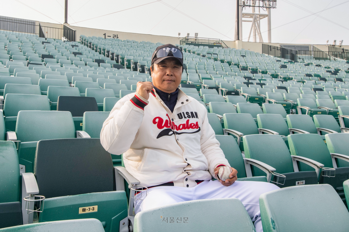 장원진 울산 웨일즈 감독이 지난 17일 울산 문수 야구장 관중석에서 서울신문과 만나 20일부터 시작하는 프로야구 2군 경기 선전을 다짐하고 있다.