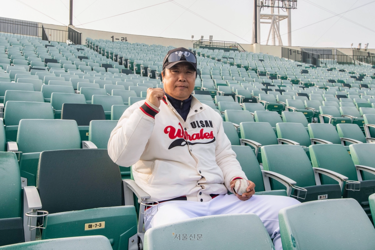 장원진 울산 웨일즈 감독이 지난 17일 울산 문수 야구장 관중석에서 서울신문과 만나 20일부터 시작하는 프로야구 2군 경기 선전을 다짐하고 있다.