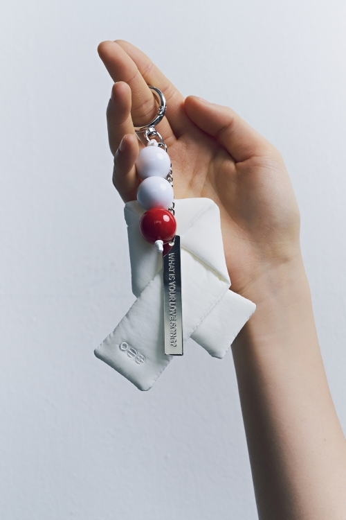 방탄소년단(BTS)의 정규 5집 ‘아리랑’ 발매에 맞춰 국가유산진흥원은 광화문 월대 서수상을 담은 열쇠고리를 선보인다.  하이브 제공