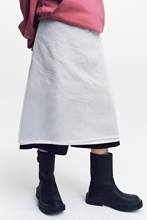 BTS의 소속사 빅히트뮤직은 국립박물관문화재단과 함께 ‘2026 방탄소년단×뮷즈 컬래버레이션’ 5종을 선보인다. ﻿협업 굿즈는 레이어드 스커트(사진), 숄더백, 카드홀더, 헤어핀과 헤어클립 등 5종이다. 하이브 제공