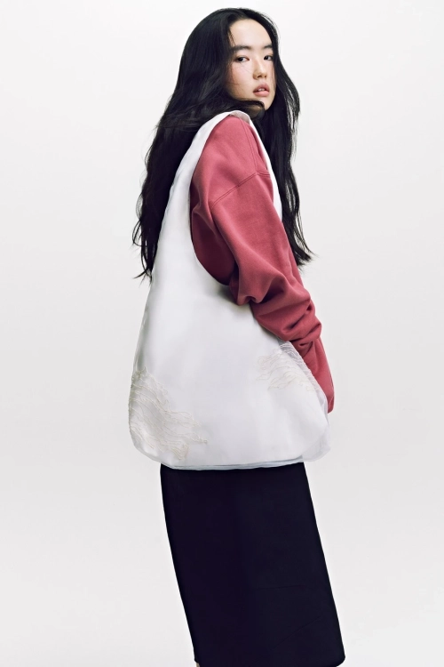 BTS의 소속사 빅히트뮤직은 국립박물관문화재단과 함께 ‘2026 방탄소년단×뮷즈 컬래버레이션’ 5종을 선보인다. ﻿협업 굿즈는 레이어드 스커트, 숄더백(사진), 카드홀더, 헤어핀과 헤어클립 등 5종이다. 하이브 제공