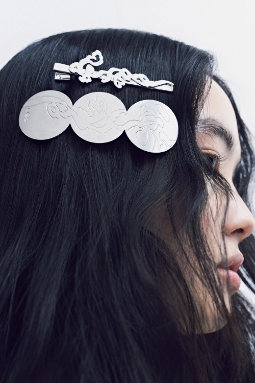 BTS의 소속사 빅히트뮤직은 국립박물관문화재단과 함께 ‘2026 방탄소년단×뮷즈 컬래버레이션’ 5종을 선보인다. ﻿협업 굿즈는 레이어드 스커트, 숄더백, 카드홀더, 헤어핀과 헤어클립(사진) 등 5종이다. 하이브 제공