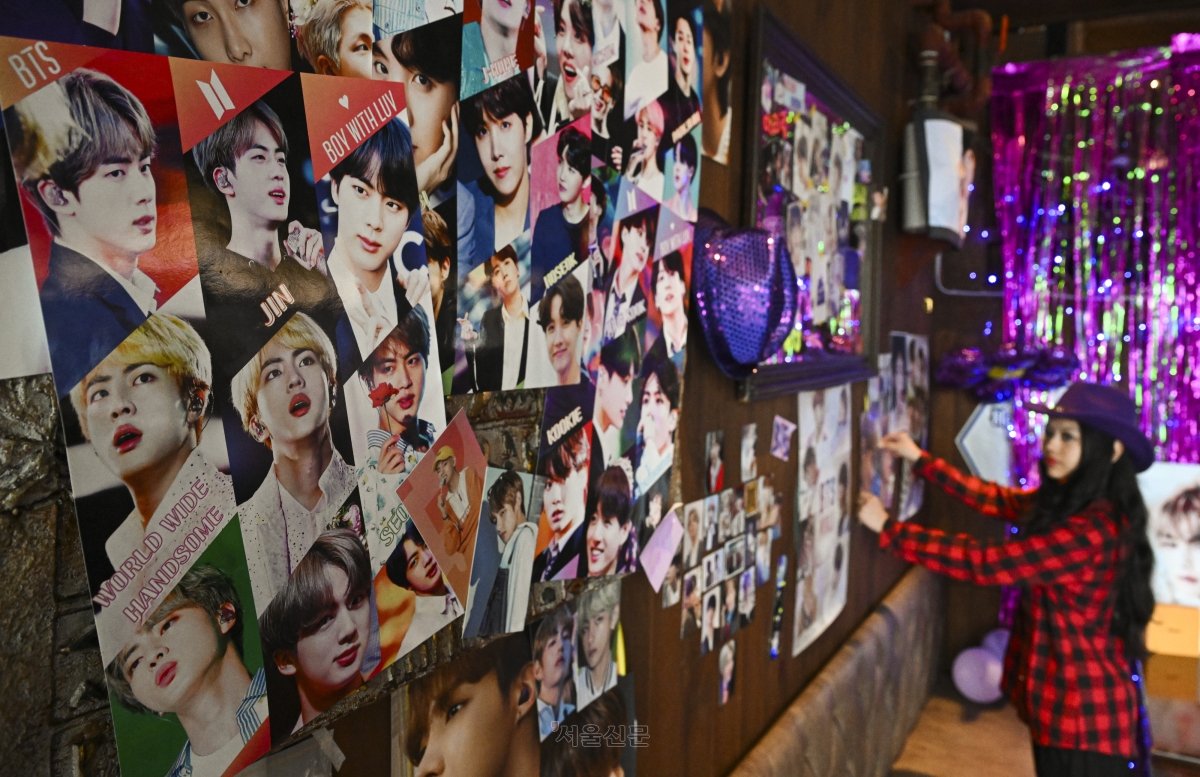 서울 중구 무교동의 한 호프집 직원은 매장 내부를 BTS 관련 상품으로 꾸미며 다가올 축제를 준비하고 있다. 이지훈 기자