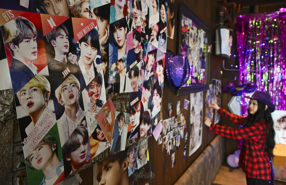 서울 중구 무교동의 한 호프집 직원은 매장 내부를 BTS 관련 상품으로 꾸미며 다가올 축제를 준비하고 있다. 이지훈 기자