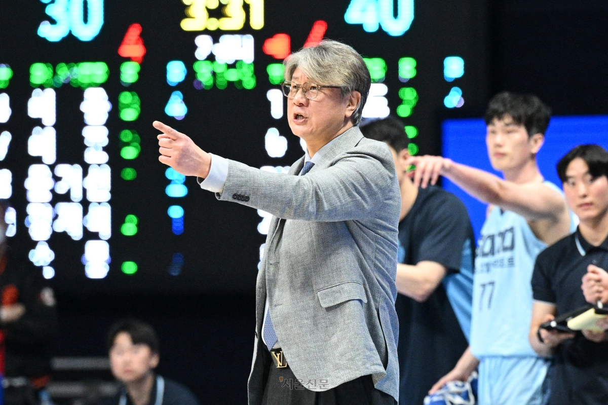 손창환 고양 소노 감독이 19일 경기 고양 소노 아레나에서 열린 2025~26 프로농구 부산 KCC와의 홈 경기에서 선수들에게 지시하고 있다. 2026.3.20 KBL 제공