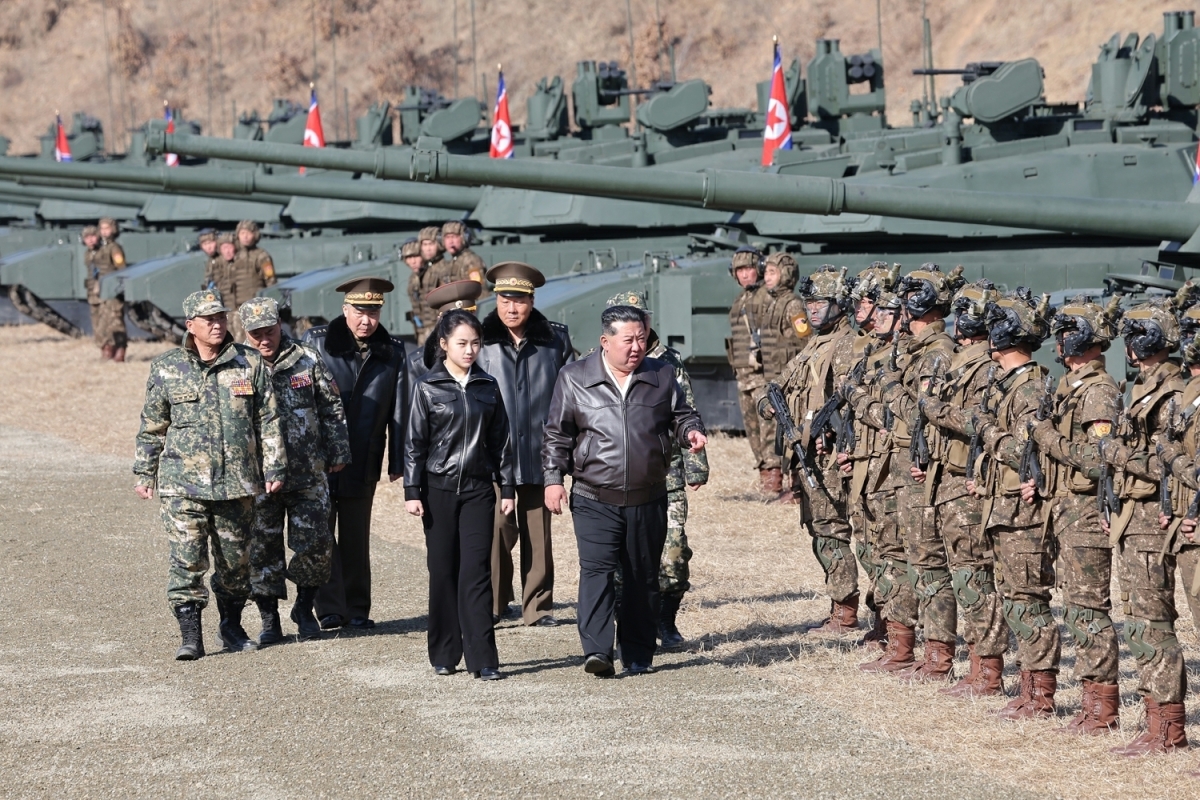 김정은, 딸 주애와 함께 탱크 전술훈련 참관