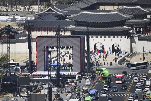 방탄소년단(BTS) 광화문 공연을 이틀 앞둔 19일 서울 종로구 광화문 광장에서 막바지 무대 준비 작업이 이뤄지고 있다. 2026.3.19 이지훈 기자