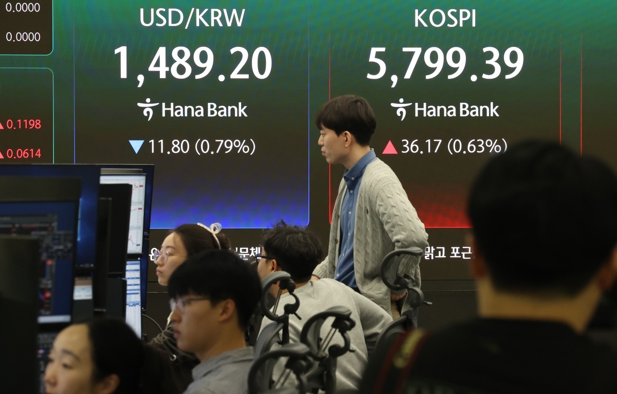 20일 오전 서울 중구 하나은행 본점 딜링룸에서 딜러가 업무를 보고 있다. 이날 오전 9시 3분 현재 코스피는 전장보다 39.36포인트(0.68%) 오른 5,802.58에 거래되고 있다. 2026.3.20. 연합뉴스
