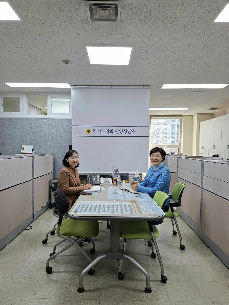 19일 경기도의회 안양상담소에서 이채명 의원이 안양시청 관계자와 면담을 갖고 있다(사진=경기도의회)
