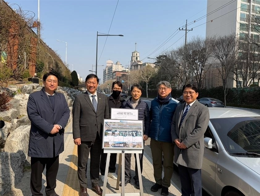 중랑구 장미축제길 현장방문에 나선 박승진 의원(왼쪽에서 두 번째)