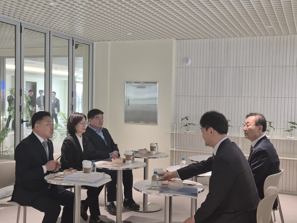 19일 김윤덕 국토교통부 장관(오른쪽 뒤쪽 첫 번째)이 남양주 왕숙 신도시 공사 현장을 찾아 김용진 사장(왼쪽 뒤쪽 첫 번째) 등 GH 관계자들과 간담회를 갖고 있다. (GH 제공)