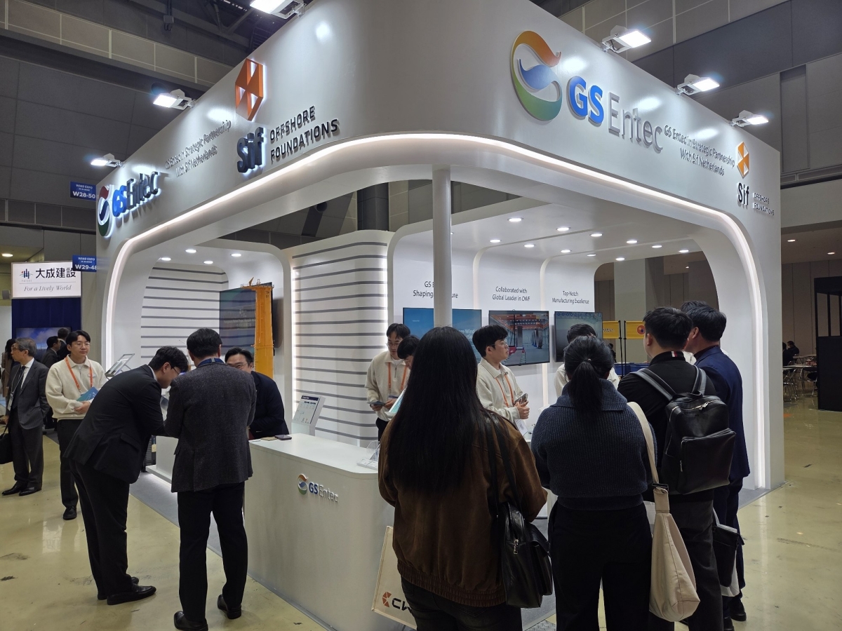 일본 도쿄에서 열린 ‘월드 스마트 에너지 위크 2026’의 GS엔텍 부스에 관람객들이 몰려 있다. GS엔텍 제공