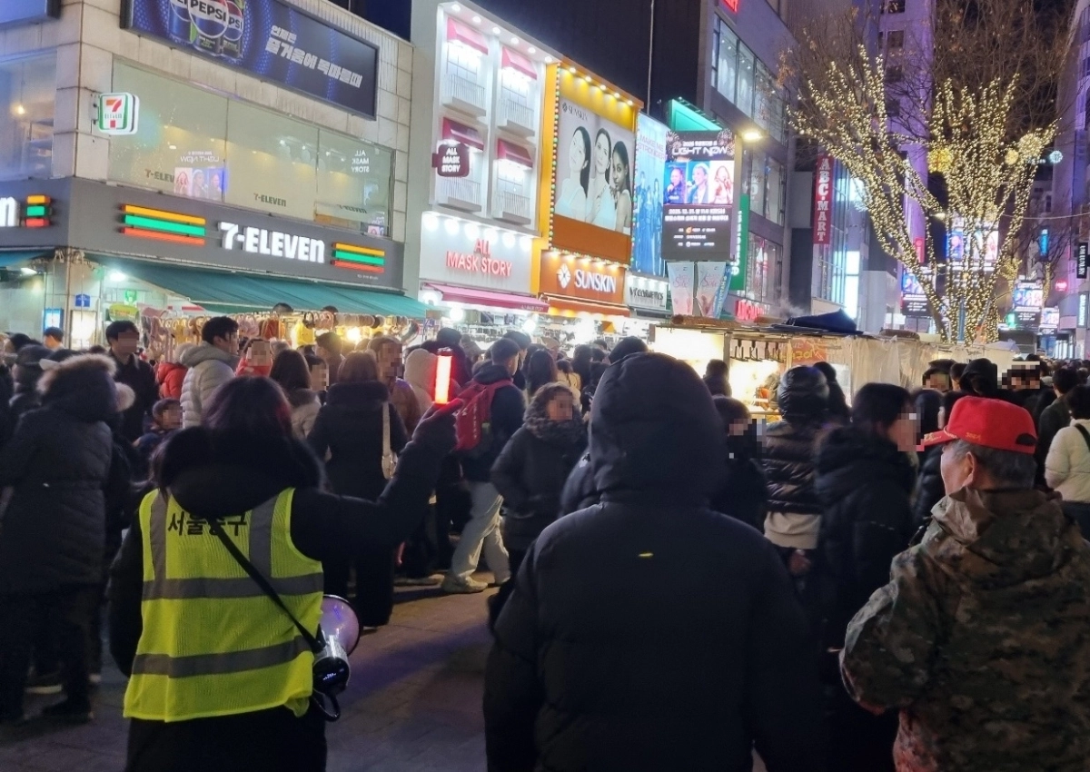 지난해 성탄절인 12월 25일 중구 관계자들이 명동에서 인파 안전관리를 하고 있다.  중구 제공
