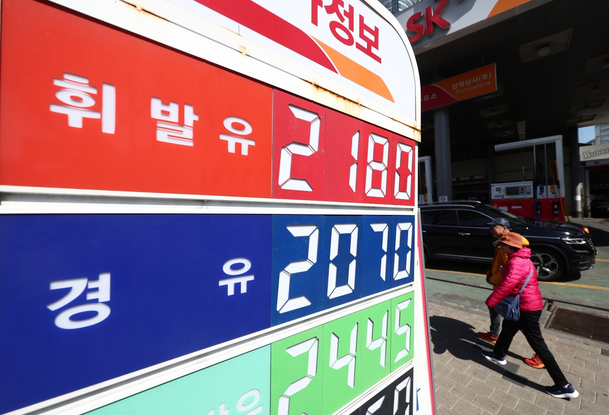 이스라엘이 이란 최대 가스전을 폭격하고 이란이 주변국 에너지 시설에 반격하면서 국제유가가 다시 급등한 가운데 19일 서울 시내의 주유소에 유가정보판이 놓여 있다. 뉴스1