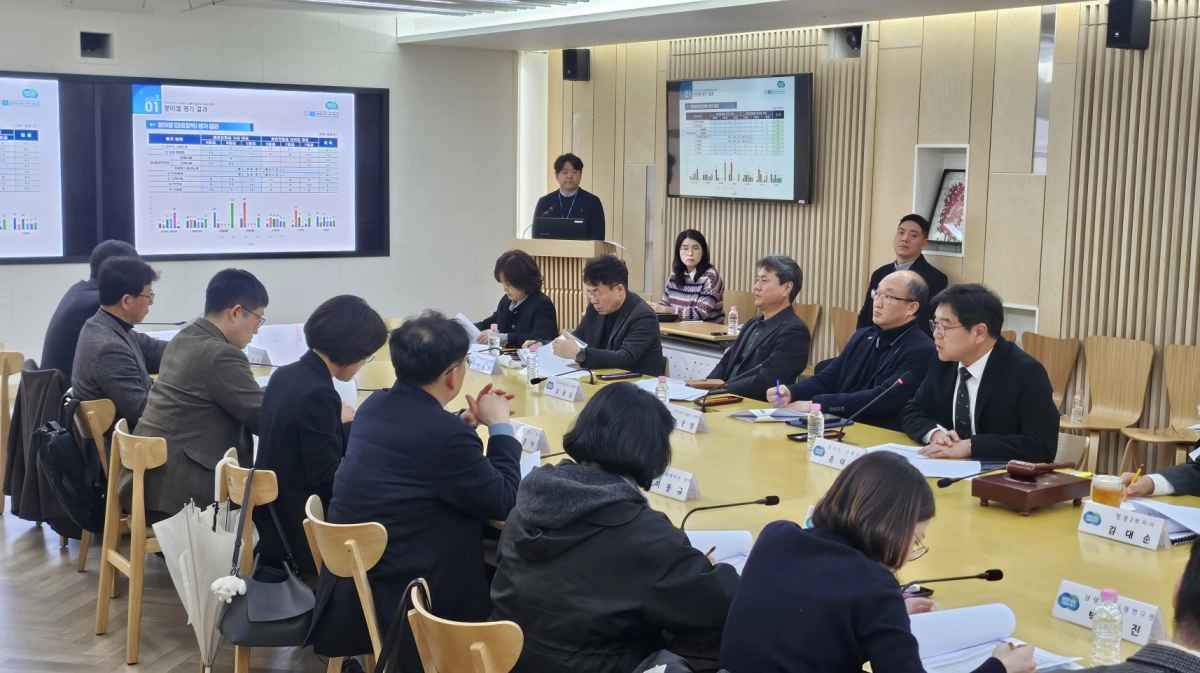 18일 경기도청 북부청사에서 열린 제1회 버스정책위원회에서 경기도 시내버스 정책 주요 사항을 심의 중인 김동영 의원.(사진=경기도의회)