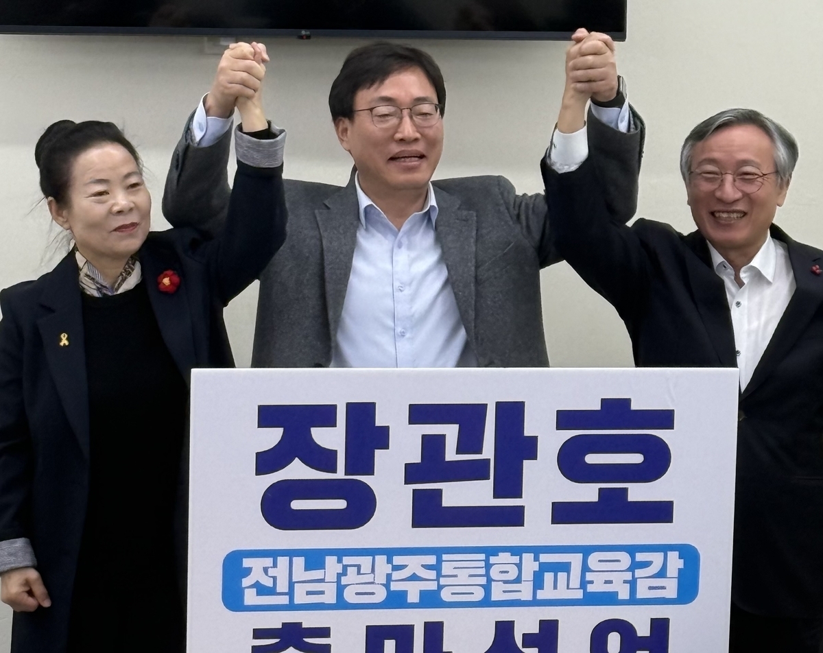 전남·광주 통합교육감 선거를 앞두고 전남지역 사회노동단체 단일후보로 확정된 장관호 후보가 19일 광주시교육청에서 기자회견을 열고 통합교육 비전을 밝히고 있다.