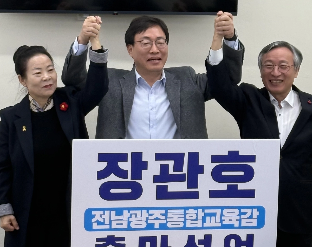 전남·광주 통합교육감 선거를 앞두고 전남지역 사회노동단체 단일후보로 확정된 장관호 후보가 19일 광주시교육청에서 기자회견을 열고 통합교육 비전을 밝히고 있다.