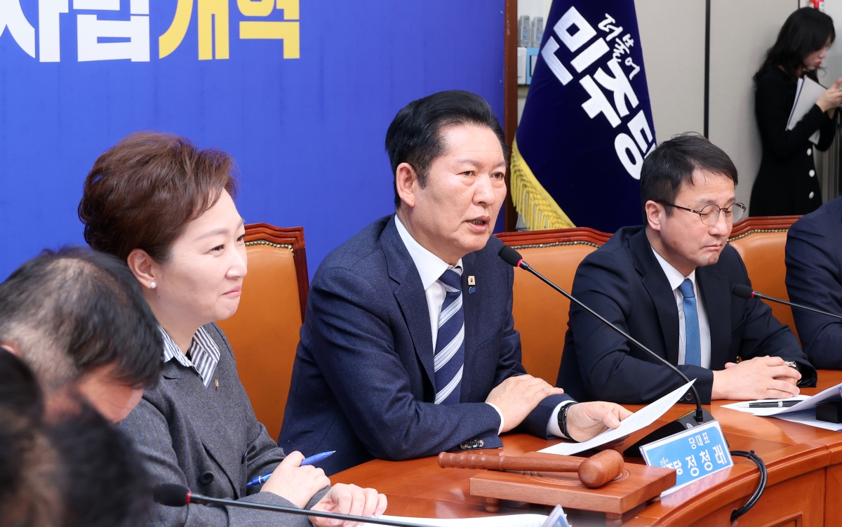 정청래 더불어민주당 대표가 20일 국회에서 열린 최고위원회의에서 발언하고 있다. 왼쪽부터 이언주 최고위원, 정 대표, 한병도 원내대표. 연합뉴스