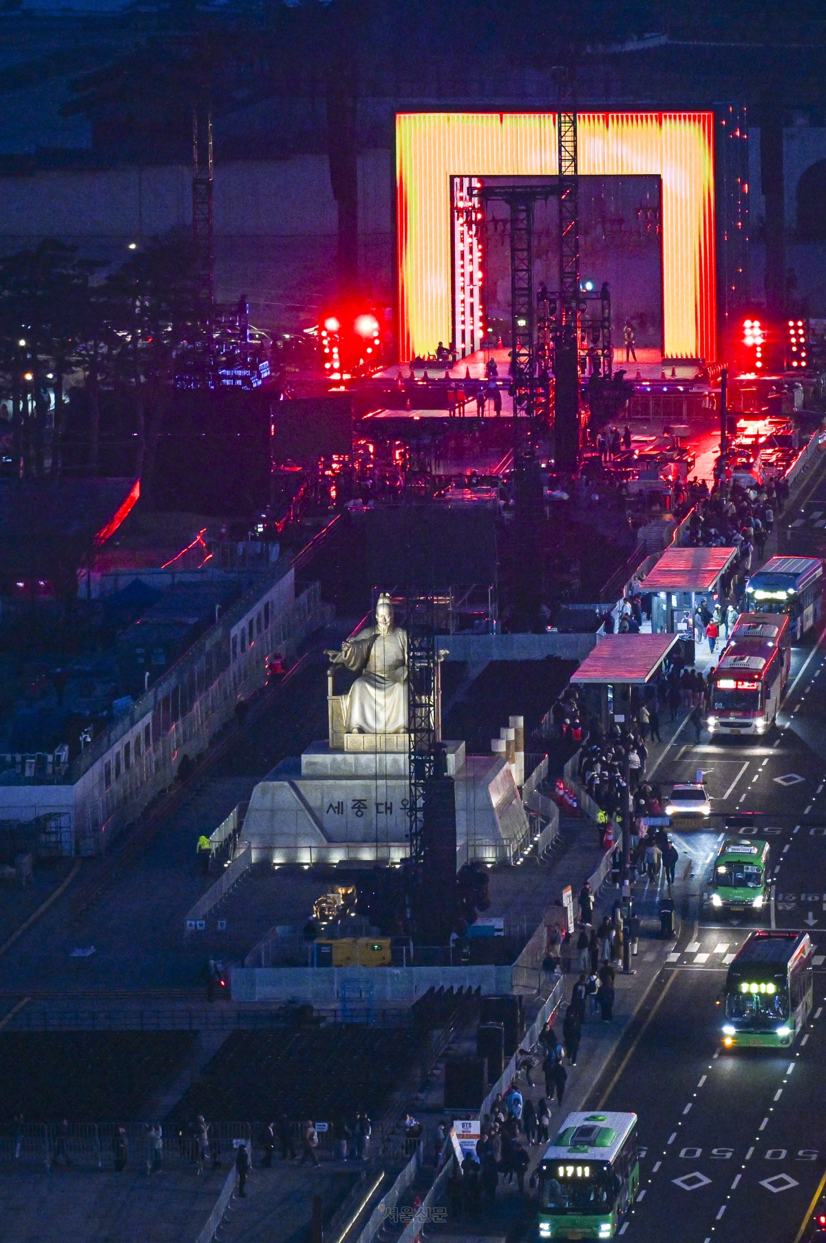 방탄소년단(BTS) 광화문 컴백 공연을 이틀 앞둔 19일 저녁 서울 종로구 광화문 광장에서 막바지 무대 준비 작업이 이어지고 있다. 2026.3.19 이지훈 기자