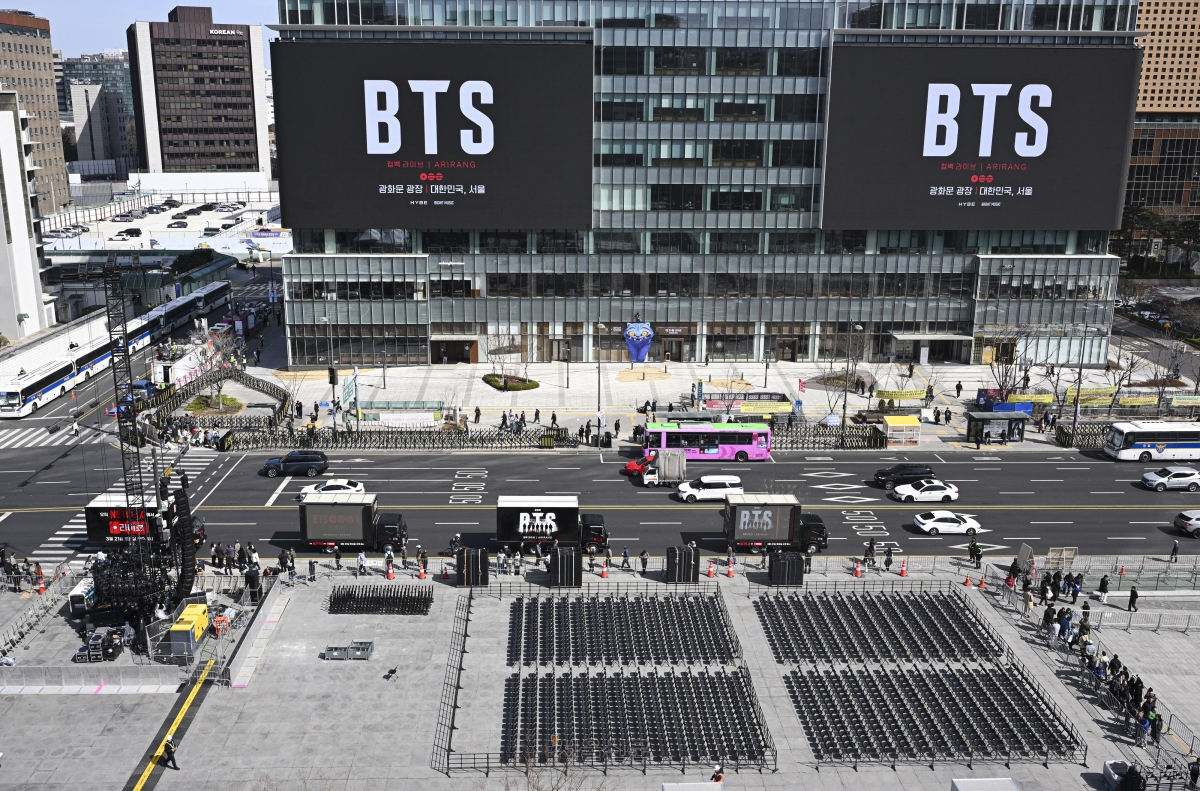 방탄소년단(BTS) 광화문 공연을 이틀 앞둔 19일 서울 종로구 광화문 광장에서 막바지 무대 준비 작업이 이뤄지고 있다. 2026.3.19 이지훈 기자