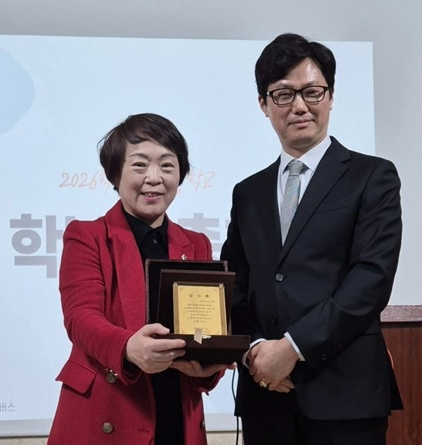 신동원 서울시의원(왼쪽)이 녹천중학교(교장 한중근)로부터 감사패를 수여받고 있다.