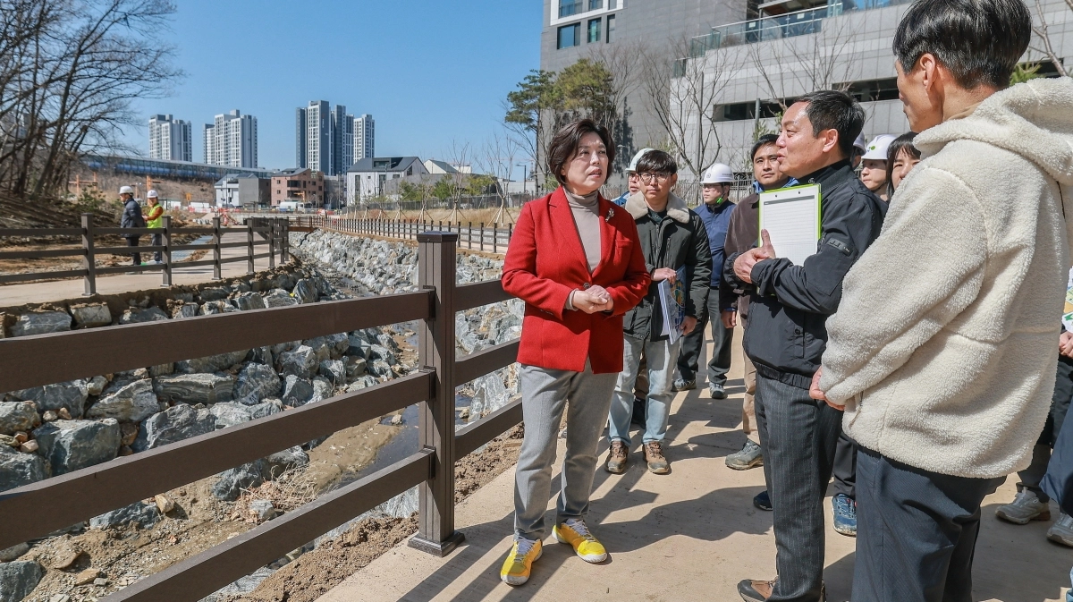 19일 신계용 과천시장이 3월 말 조기 개장을 앞둔 지식정보타운 내 제비울천 산책로 공사 현장을 점검했다. (과천시 제공)