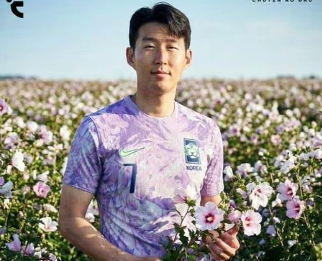 축구 국가대표팀 주장 손흥민에 대표팀의 새 유니폼을 합성한 사진. 축구용품 소식을 다루는 ‘푸티 헤드라인스’가 지난 1월 합성해 공개한 이미지다. 자료 : 온라인 커뮤니티