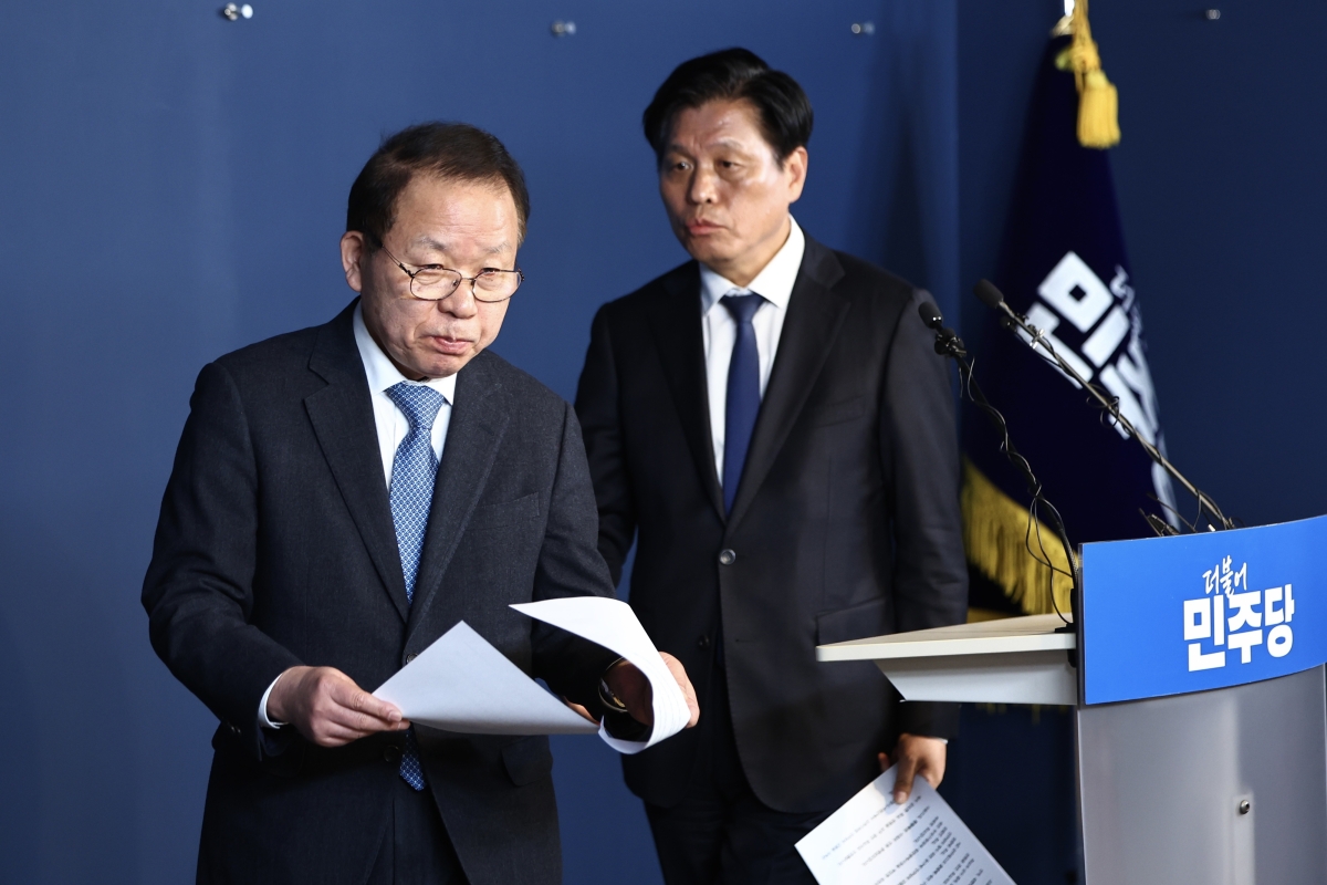 김이수(왼쪽) 더불어민주당 공천관리위원장이 20일 여의도 민주당 중앙당사에서 대전시장 및 충남지사 공천 심사 결과를 발표한 뒤 이동하고 있다. 오른쪽에는 공관위 부위원장인 조승래 사무총장. 뉴시스