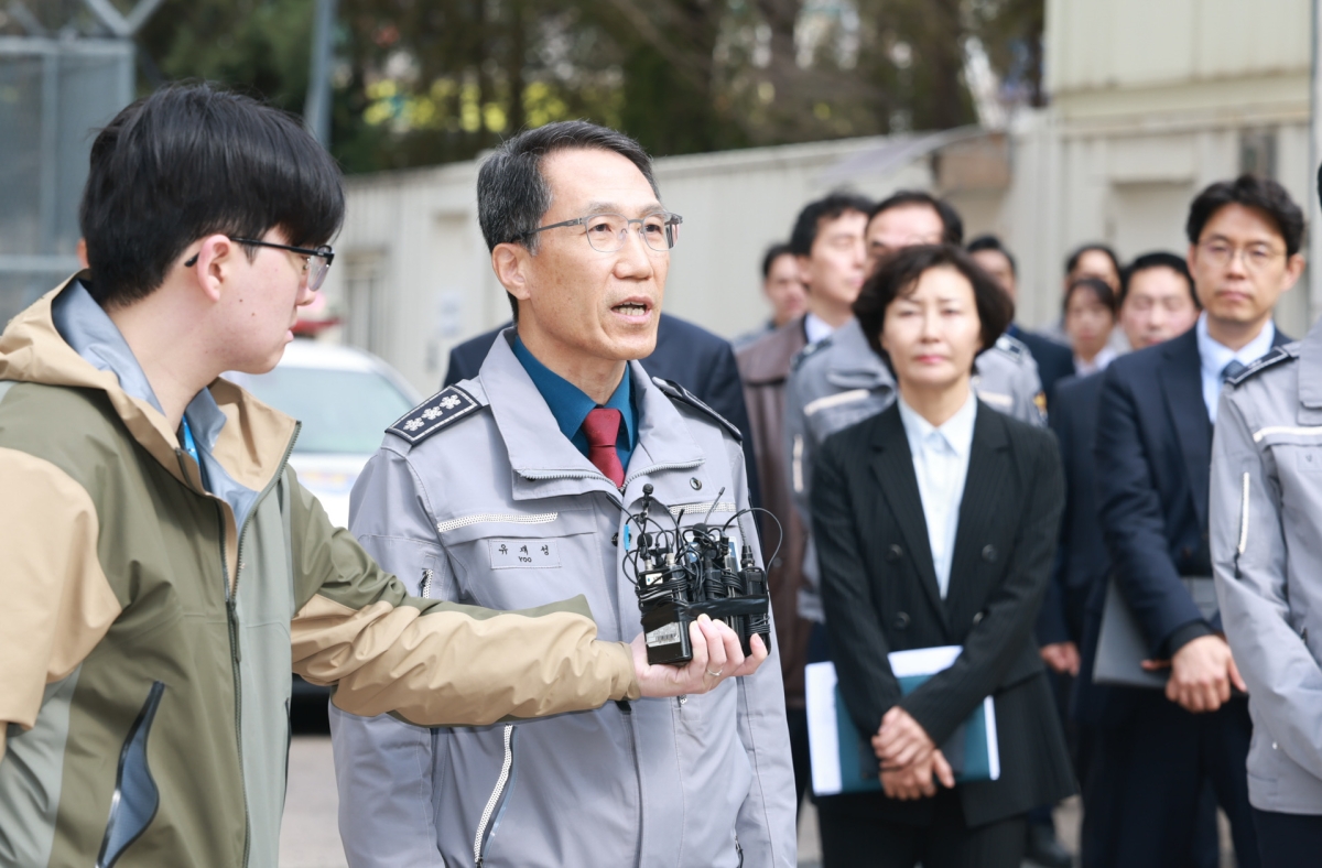 유재성 경찰청장 직무대행이 20일 관계성 범죄 대응 현황 및 전수조사를 위해 경기 부천시에 있는 원미경찰서를 찾아 “추가 피해를 막기 위한 강력한 조치를 취할 것”이라고 말했다. 경찰청 제공