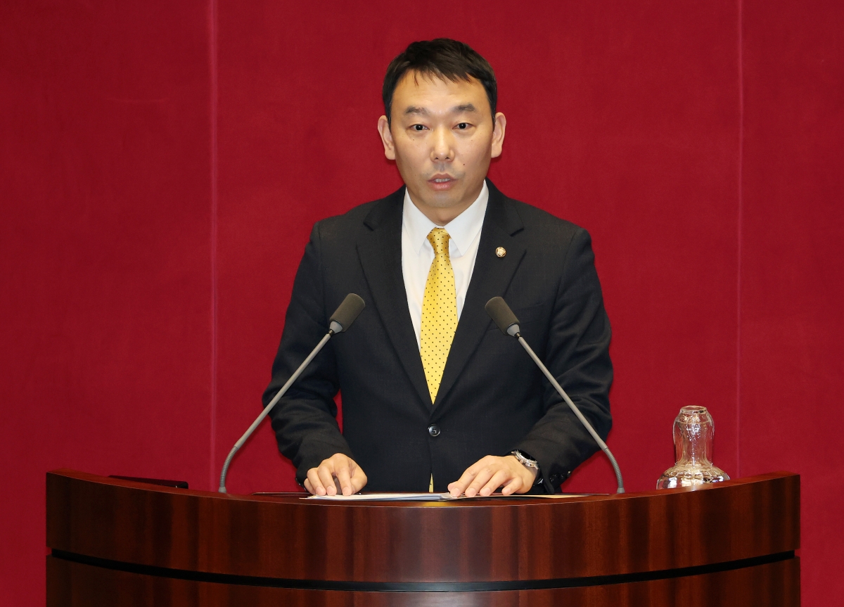김용민 더불어민주당 의원이 지난 19일 국회 본회의장에서 공소청법안에 대한 제안 설명을 하고 있다. 2026.3.19 연합뉴스