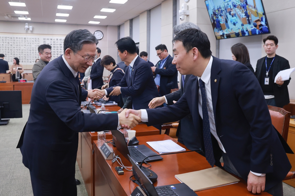 공소청법 처리 뒤 여당 법사위원들과 인사하는 정성호 법무장관